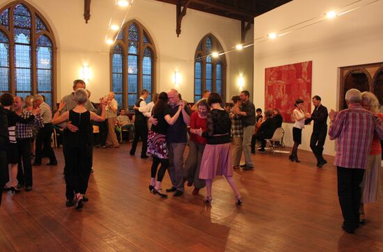 Mittsommernachts-Milonga in der Aula des Hans-Christiansen-Hauses